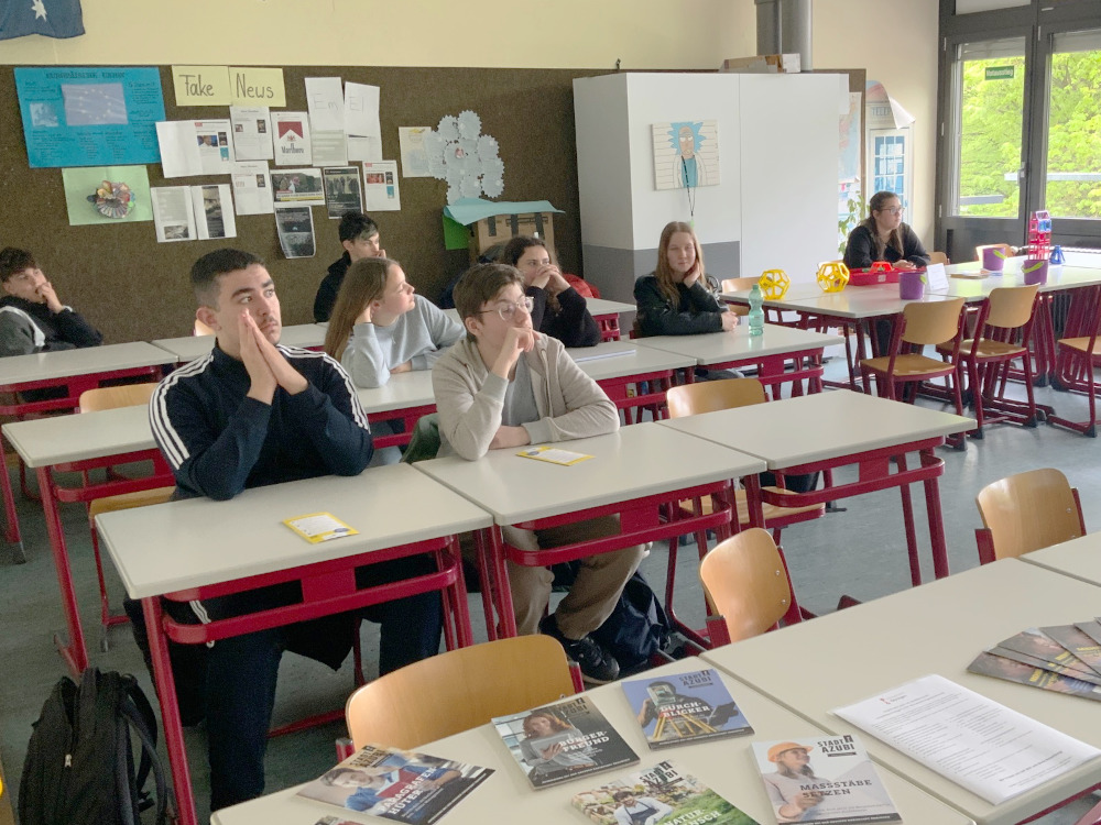 Berufsinfotag an der Realschule Öhringen. Foto aus einem Workshop in einem Klassenraum.