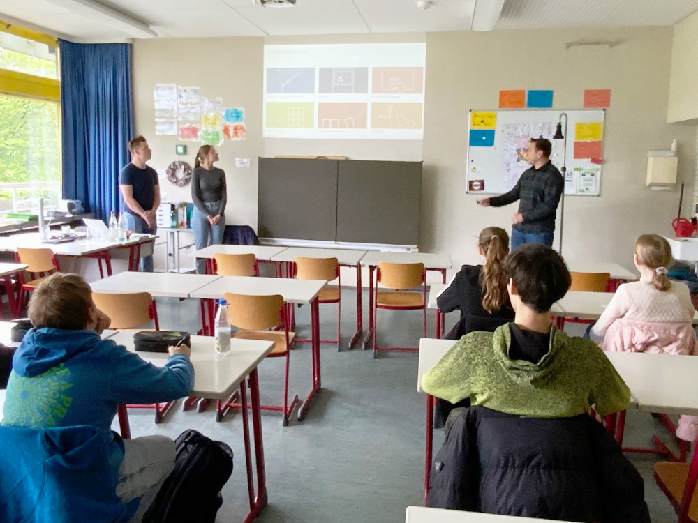Berufsinfotag an der Realschule Öhringen. Foto aus einem Workshop im Klassenraum.